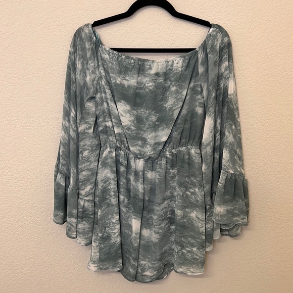 Nwt ✨ HYFVE 🦋 green and white romper - size medium DOES NOT COME WITH BELT - Picture 2 of 12